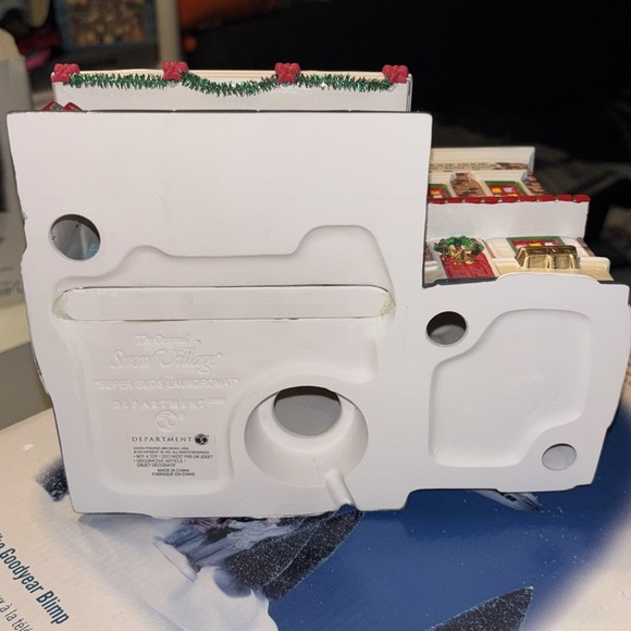 Department 56 Super Suds Laundromat with Festive Accents - Picture 3 of 4